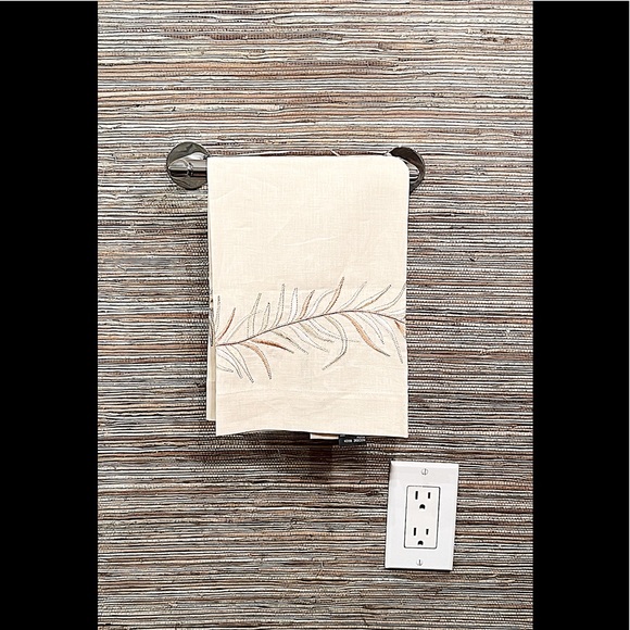 Kim Seybert Ecru Set of Two Embroidered Linen Guest Hand Towels, NWOT, Gorgeous - Picture 2 of 5